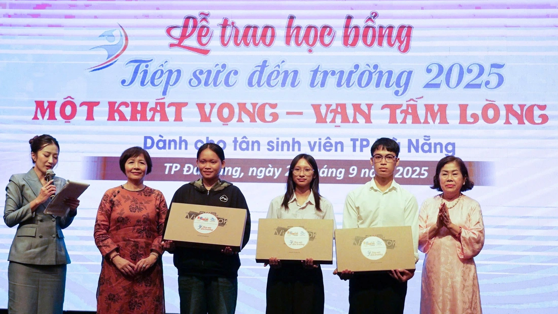 'Số tiền này con mua đôi giày mới để đi học, không cần phải mượn giày của bạn nữa nhé con' - Ảnh 26.