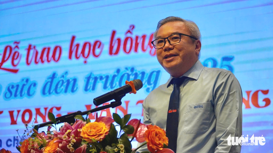 30 lần gãy xương vẫn đậu đại học Kinh tế Đà Nẵng, mẹ đưa về Hội An nhận học bổng - Ảnh 2.