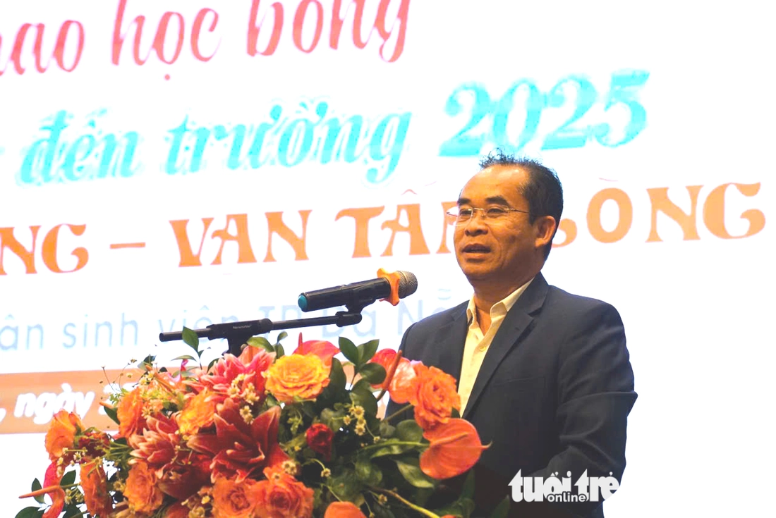 Hai tân sinh viên cùng tên, cùng mồ côi, cùng... 'khất' nợ học phí, cùng nhận học bổng  - Ảnh 3.