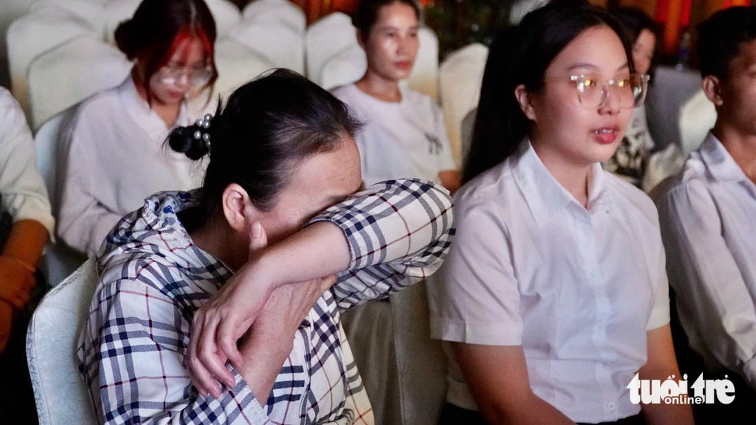 Hai tân sinh viên cùng tên, cùng mồ côi, cùng... 'khất' nợ học phí, cùng nhận học bổng  - Ảnh 8.