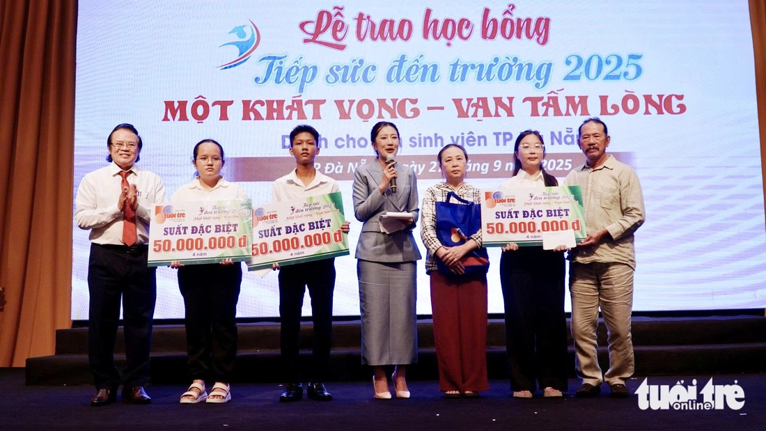 Khóc với sinh viên Cơ Tu phải mượn giày của bạn để đi nhận học bổng - Ảnh 7.