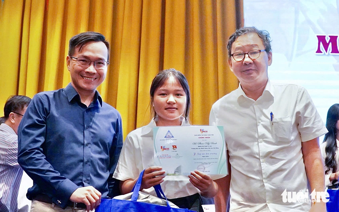 'Số tiền này con mua đôi giày mới để đi học, không cần phải mượn giày của bạn nữa nhé con' - Ảnh 6.