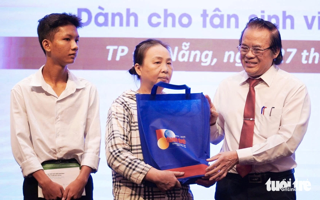 'Số tiền này con mua đôi giày mới để đi học, không cần phải mượn giày của bạn nữa nhé con' - Ảnh 7.
