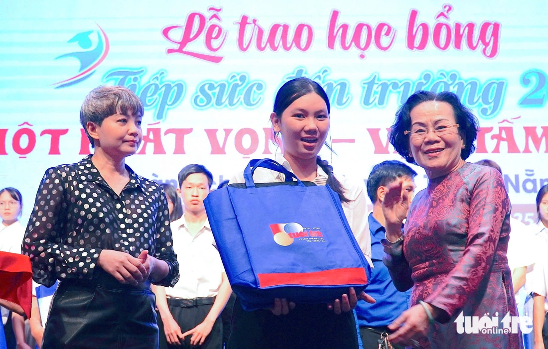 'Số tiền này con mua đôi giày mới để đi học, không cần phải mượn giày của bạn nữa nhé con' - Ảnh 11.