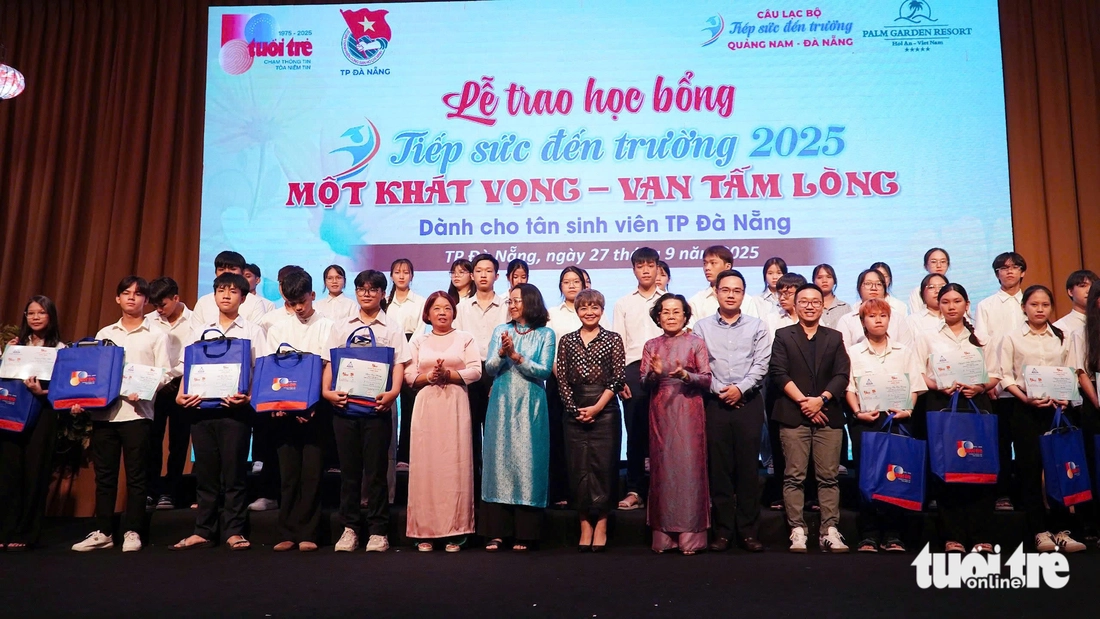 'Số tiền này con mua đôi giày mới để đi học, không cần phải mượn giày của bạn nữa nhé con' - Ảnh 10.