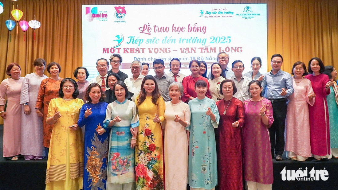 'Số tiền này con mua đôi giày mới để đi học, không cần phải mượn giày của bạn nữa nhé con' - Ảnh 9.