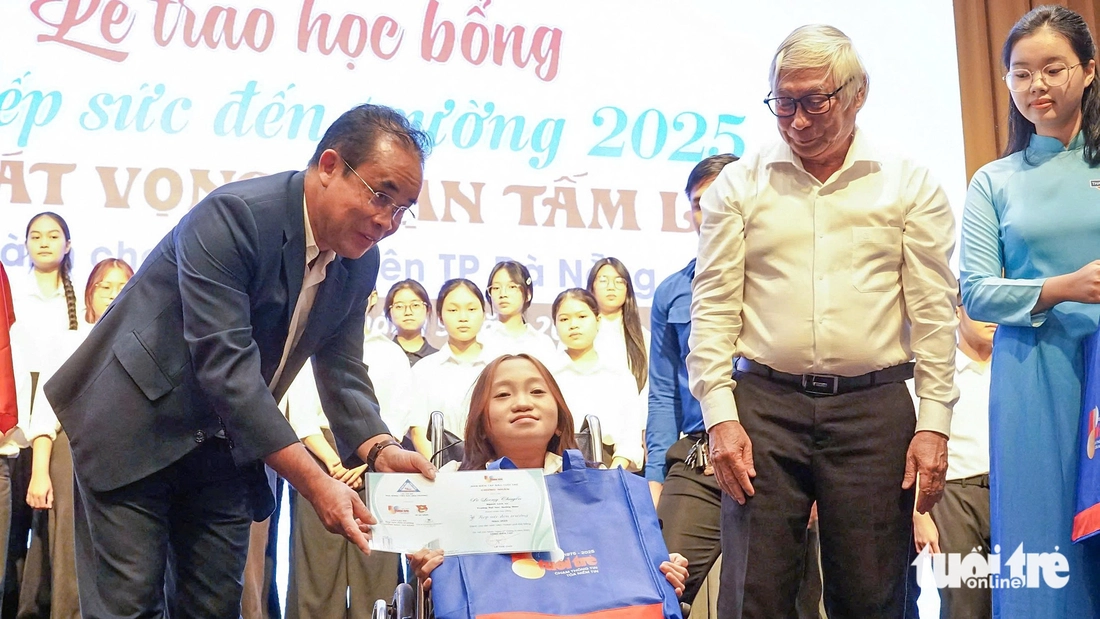 'Số tiền này con mua đôi giày mới để đi học, không cần phải mượn giày của bạn nữa nhé con' - Ảnh 13.