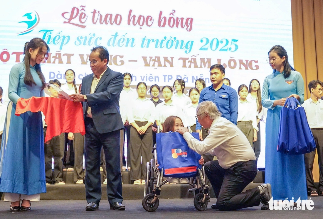 'Số tiền này con mua đôi giày mới để đi học, không cần phải mượn giày của bạn nữa nhé con' - Ảnh 14.