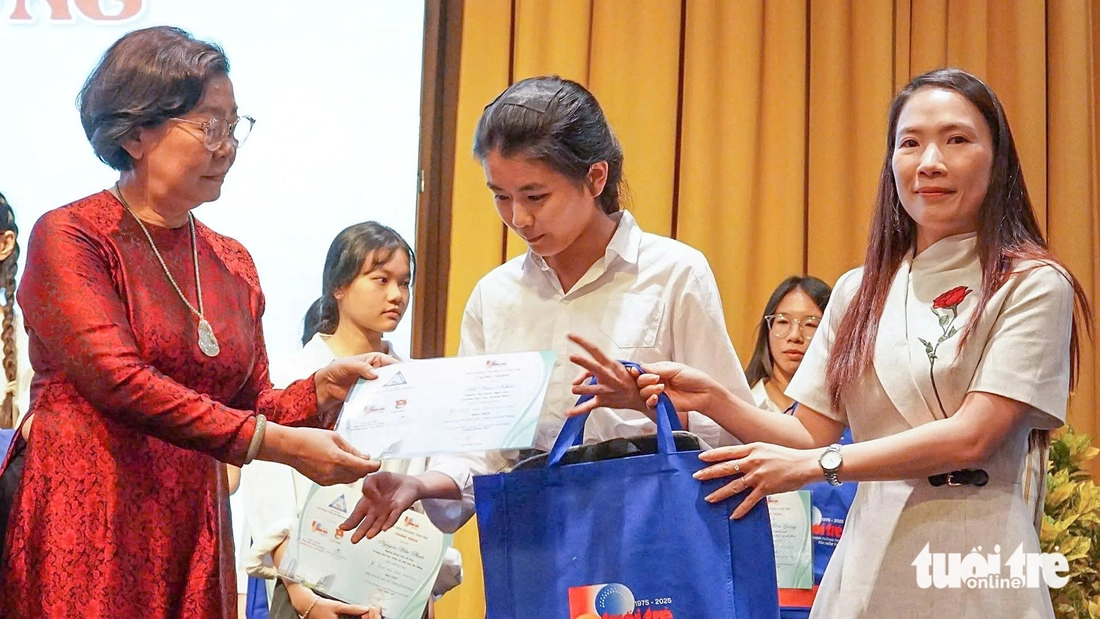'Số tiền này con mua đôi giày mới để đi học, không cần phải mượn giày của bạn nữa nhé con' - Ảnh 16.
