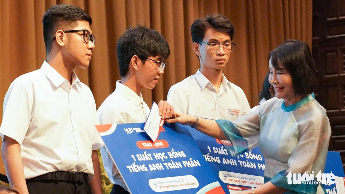 'Số tiền này con mua đôi giày mới để đi học, không cần phải mượn giày của bạn nữa nhé con' - Ảnh 18.