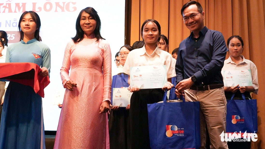 'Số tiền này con mua đôi giày mới để đi học, không cần phải mượn giày của bạn nữa nhé con' - Ảnh 20.