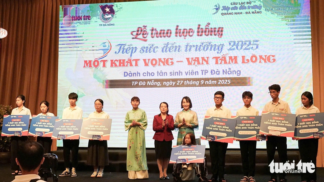 'Số tiền này con mua đôi giày mới để đi học, không cần phải mượn giày của bạn nữa nhé con' - Ảnh 21.