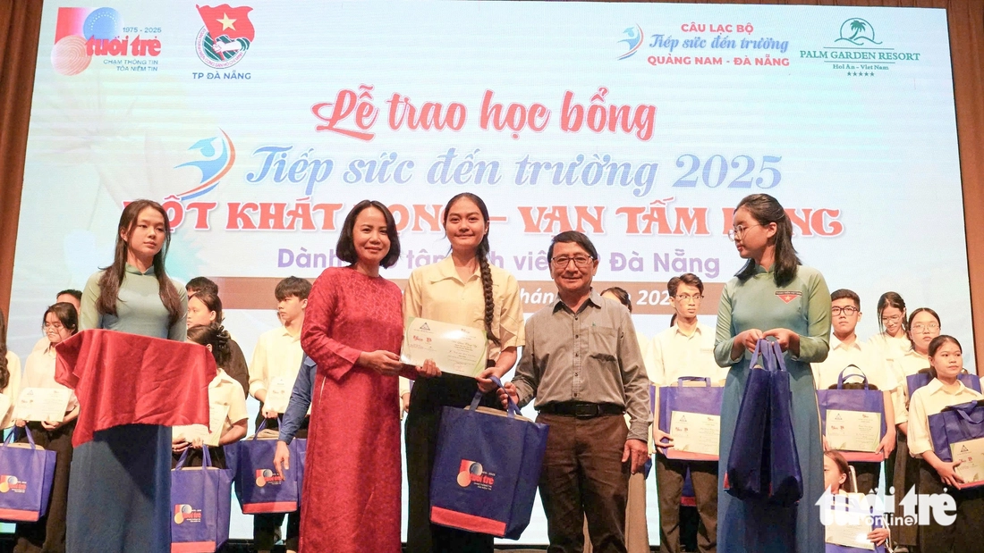 'Số tiền này con mua đôi giày mới để đi học, không cần phải mượn giày của bạn nữa nhé con' - Ảnh 22.