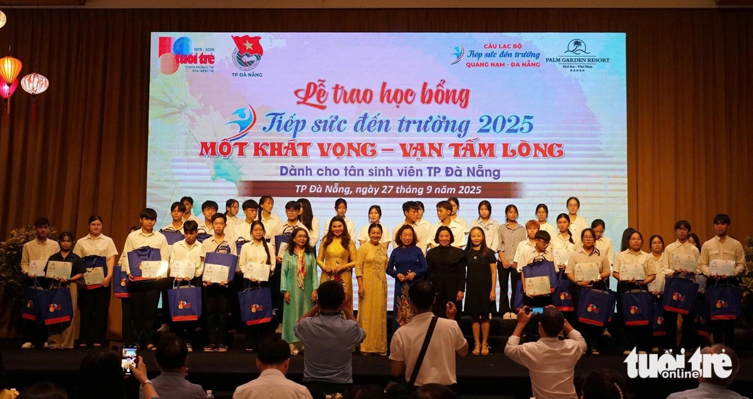 'Số tiền này con mua đôi giày mới để đi học, không cần phải mượn giày của bạn nữa nhé con' - Ảnh 23.