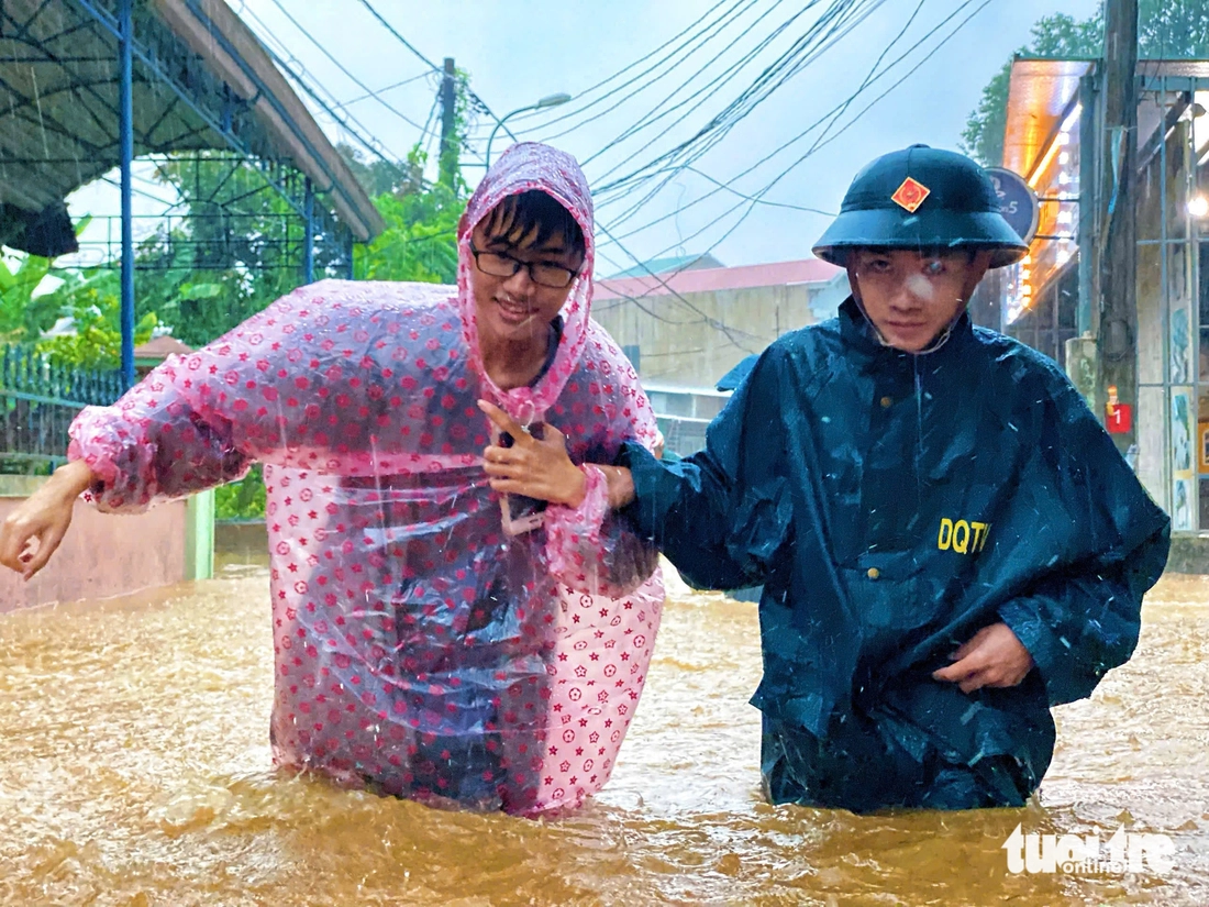 Huế mưa to trắng trời, nhiều khu dân cư ngập sâu do bão Bualoi - Ảnh 1.