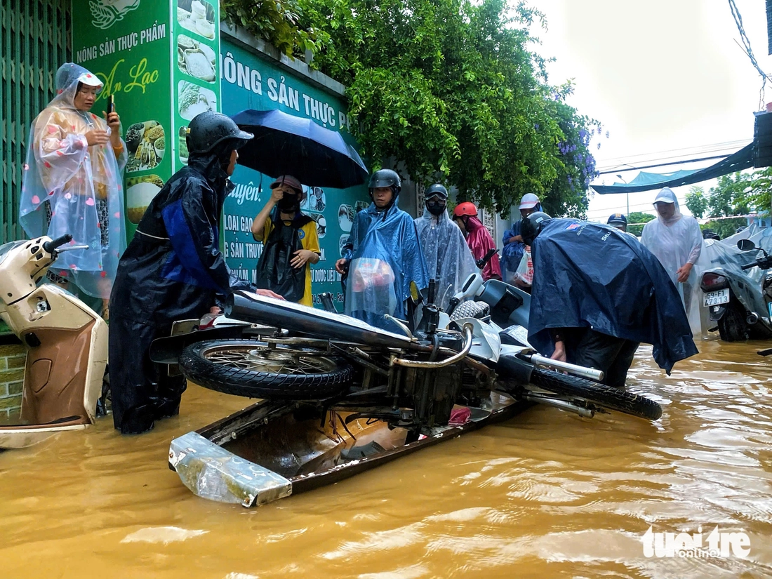 Huế mưa to trắng trời, nhiều khu dân cư ngập sâu do bão Bualoi - Ảnh 9.