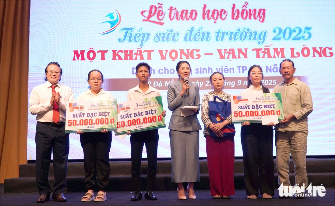 Vòng tay Tiếp sức đến trường xua tan nhiều tuyệt vọng trong ngày mưa Đà Nẵng - Ảnh 1.