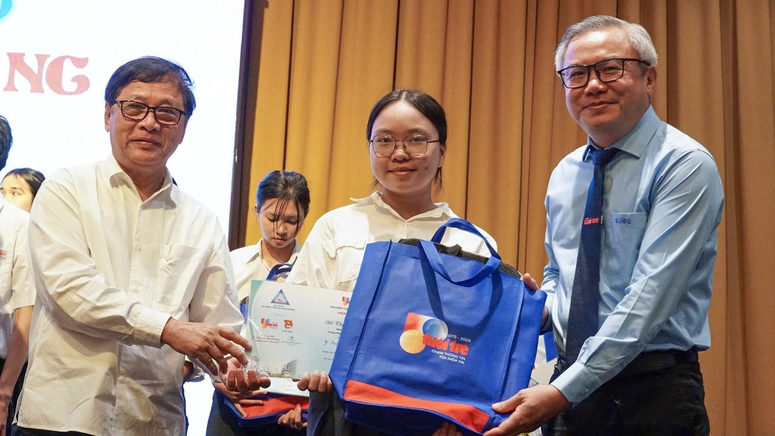 'Số tiền này con mua đôi giày mới để đi học, không cần phải mượn giày của bạn nữa nhé con' - Ảnh 6.