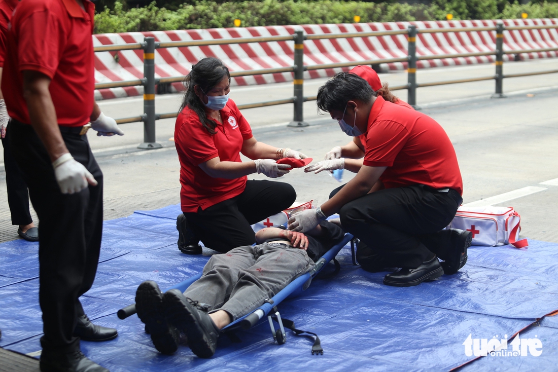 Nếu xe tải tông nhau bốc cháy trong hầm sông Sài Gòn, cảnh sát chữa cháy ra sao? - Ảnh 12.