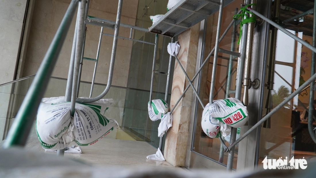 Khách sạn ven biển Đà Nẵng phòng thủ trước bão, chằng chống bằng giàn giáo và bao cát - Ảnh 1.