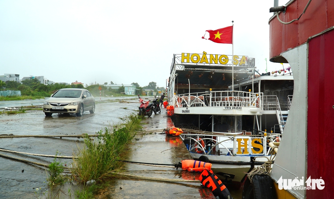 Khách sạn ven biển Đà Nẵng phòng thủ trước bão, chằng chống bằng giàn giáo và bao cát - Ảnh 9.