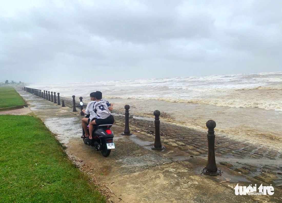 Sóng biển dữ dội trước khi bão Bualoi đổ bộ, một số người vẫn đi ngắm biển - Ảnh 5.