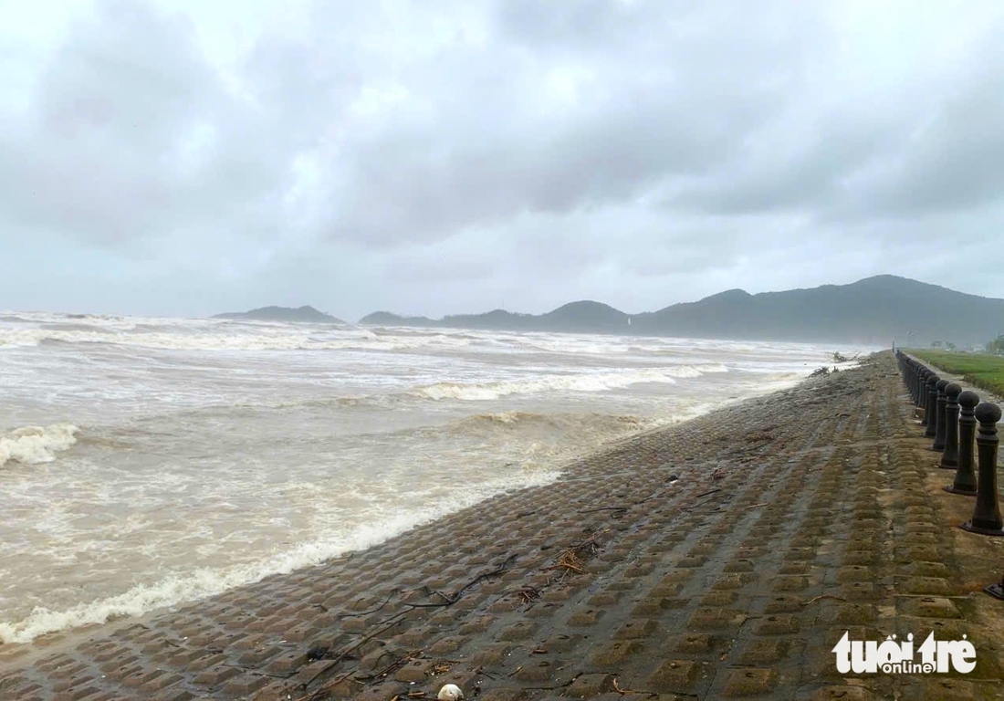 Sóng biển dữ dội trước khi bão Bualoi đổ bộ, một số người vẫn đi ngắm biển - Ảnh 8.