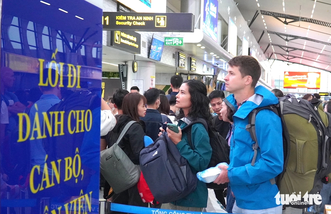 Hàng ngàn khách chờ tại sân bay Đà Nẵng vì bão số 10 làm trễ chuyến hàng loạt - Ảnh 6.