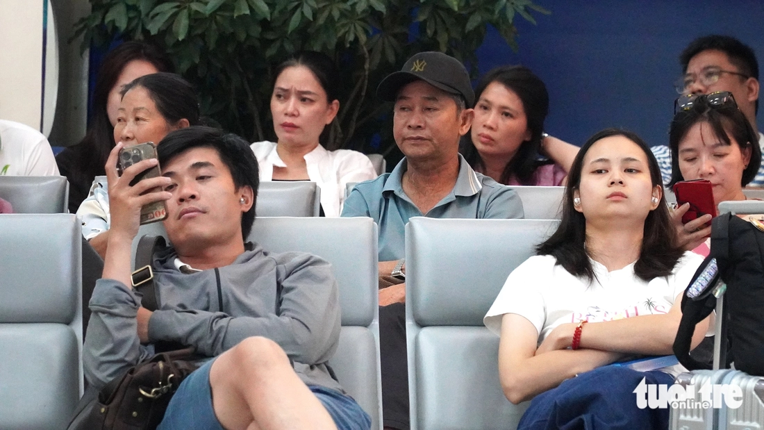 Hàng ngàn khách chờ tại sân bay Đà Nẵng vì bão số 10 làm trễ chuyến hàng loạt - Ảnh 7.