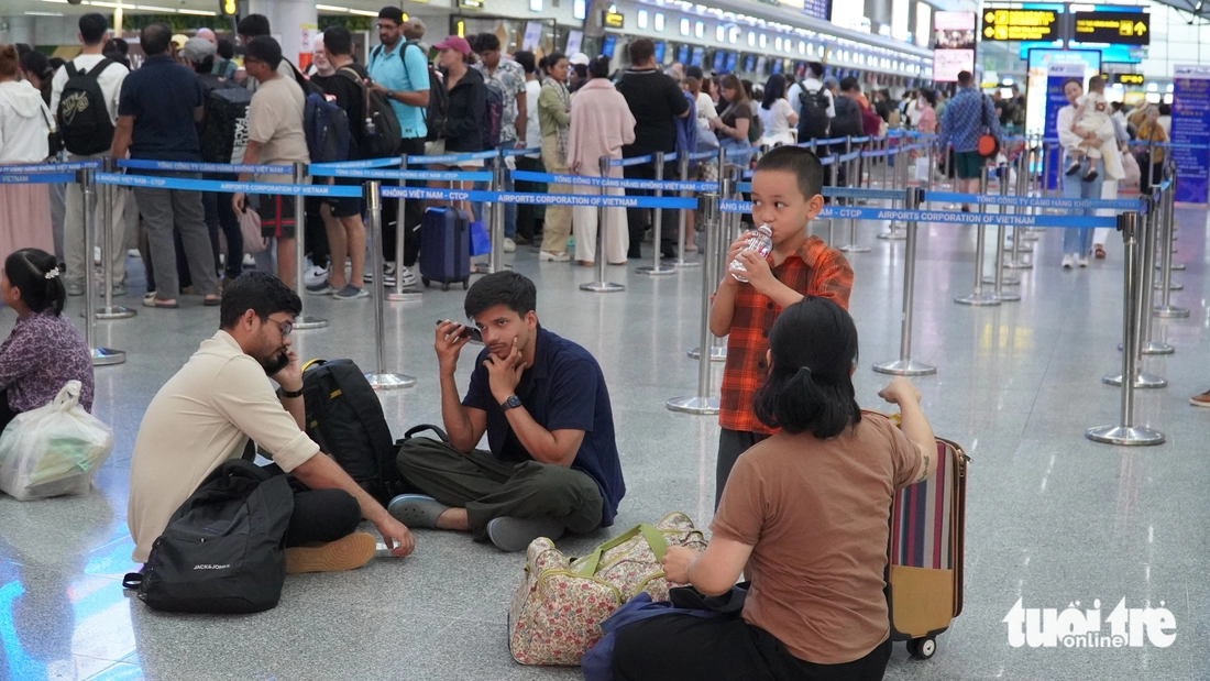 Hàng ngàn khách chờ tại sân bay Đà Nẵng vì bão số 10 làm trễ chuyến hàng loạt - Ảnh 9.