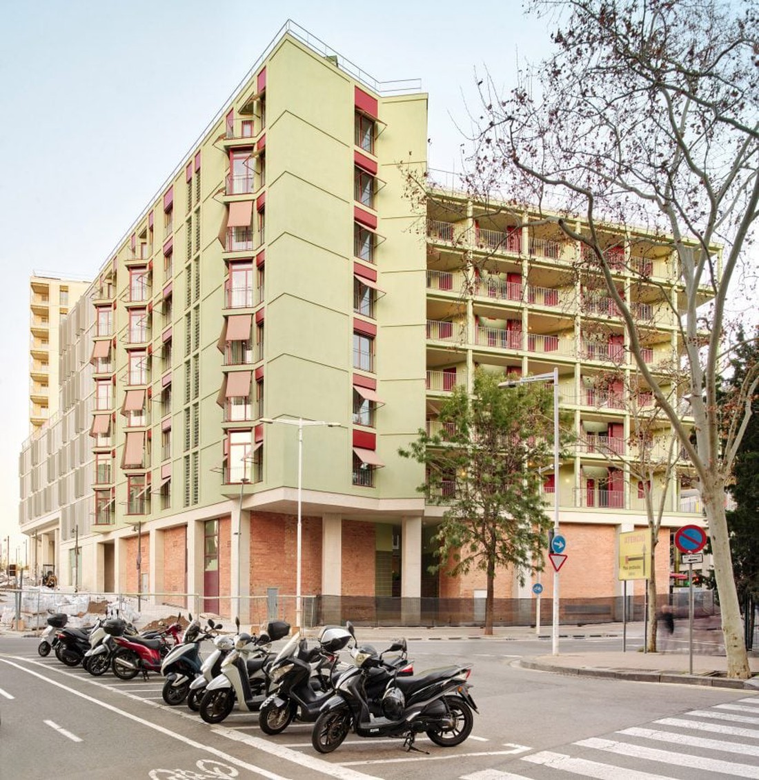 Khu nhà ở xã hội 'thách thức vai trò truyền thống' ở Barcelona - Ảnh 1.