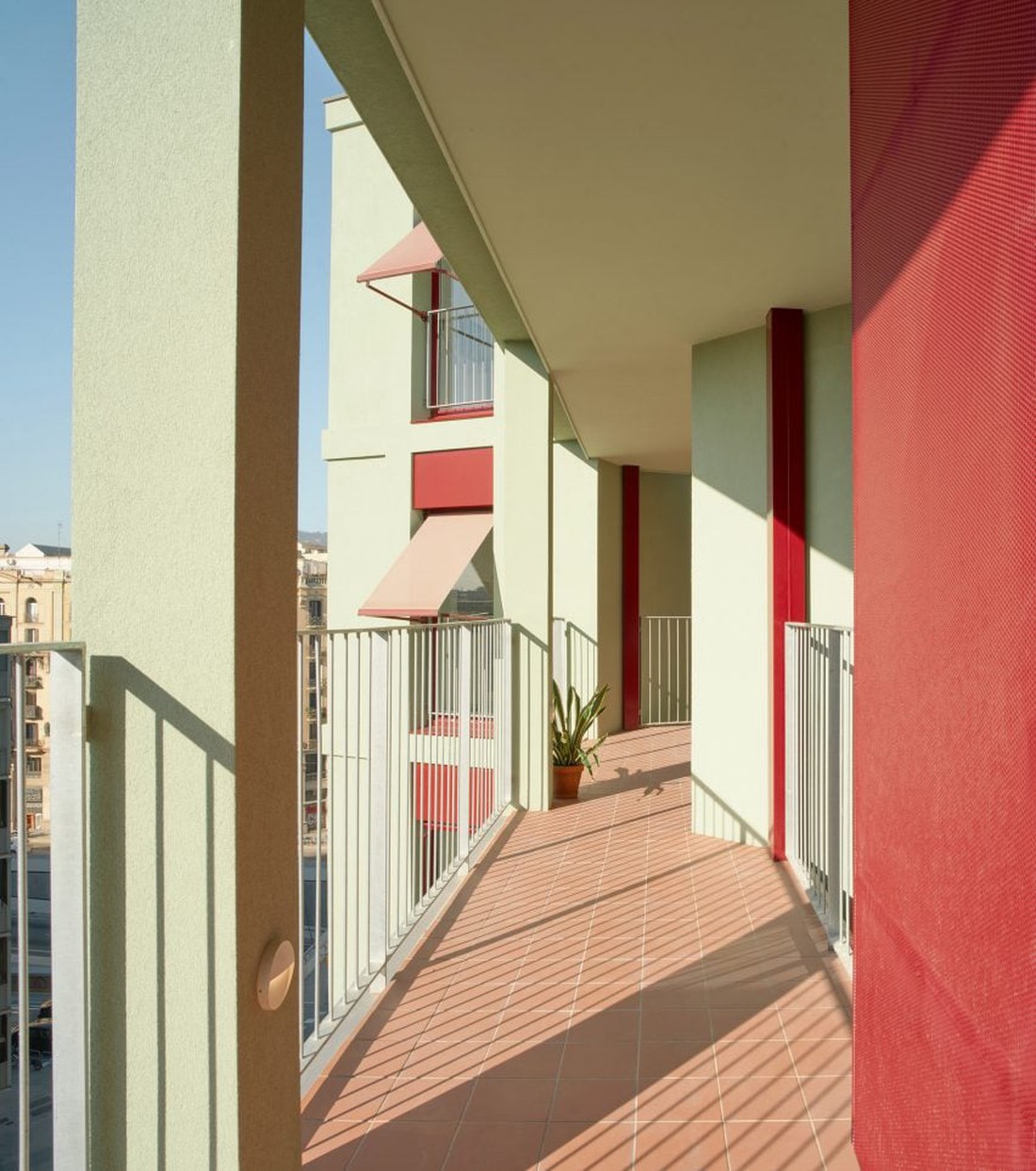 Khu nhà ở xã hội 'thách thức vai trò truyền thống' ở Barcelona - Ảnh 5.