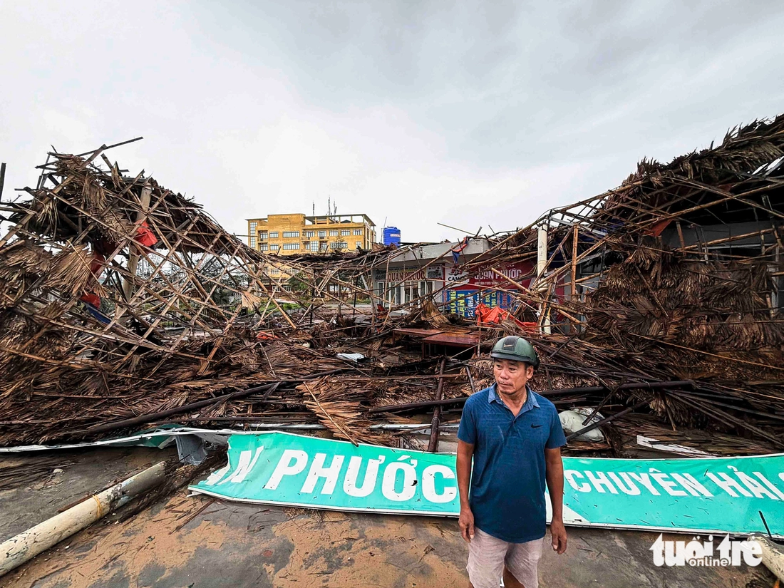 Đau xót nhìn ngôi làng ven biển tan hoang sau bão Bualoi - Ảnh 4.