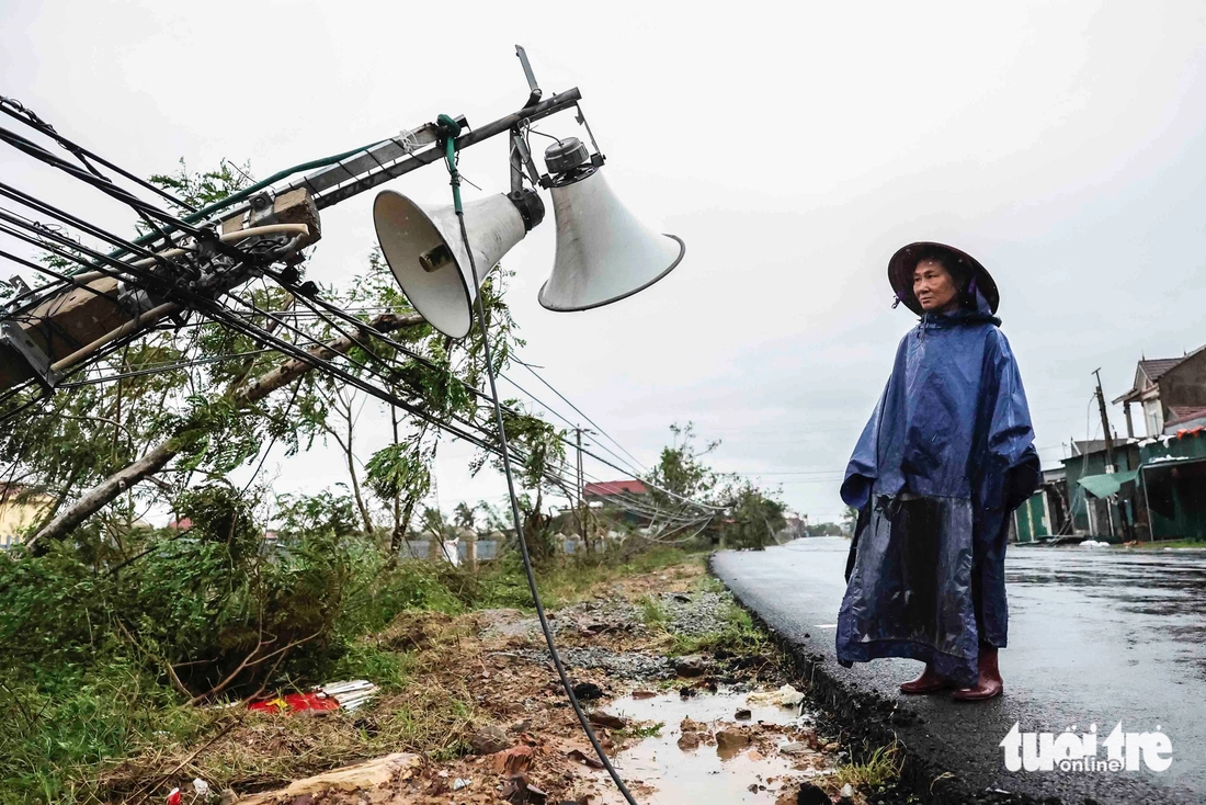 Đau xót nhìn ngôi làng ven biển tan hoang sau bão Bualoi - Ảnh 12.