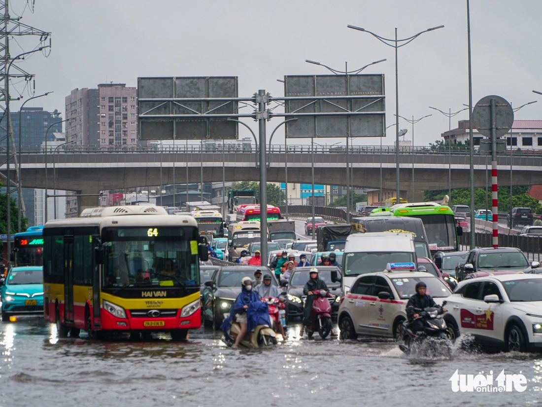 Mưa to cả ngày, phố phường Hà Nội ngập sâu - Ảnh 5.