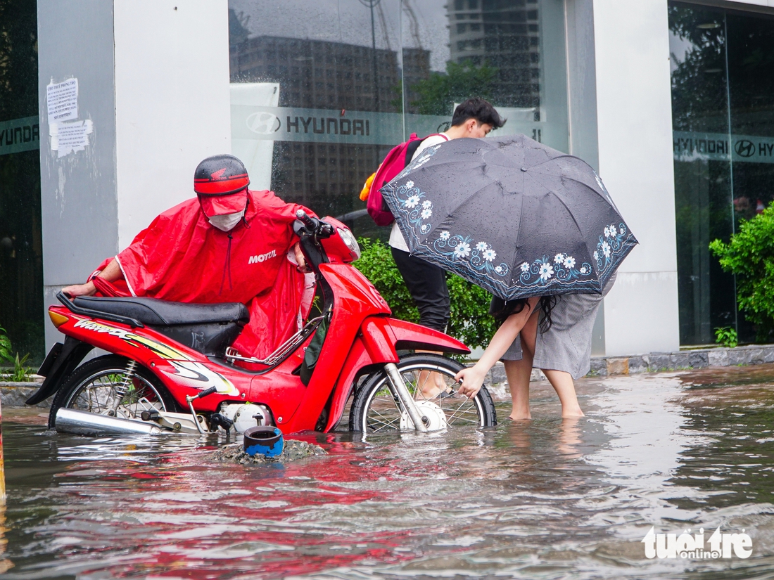 Mưa to cả ngày, phố phường Hà Nội ngập sâu - Ảnh 7.