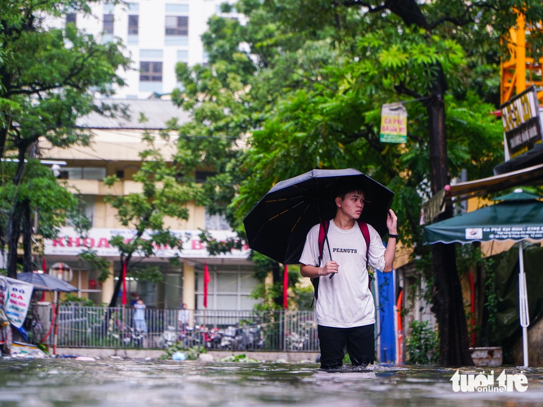 Mưa to cả ngày, phố phường Hà Nội ngập sâu - Ảnh 8.