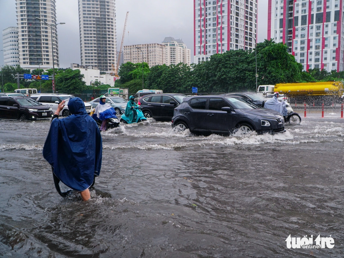 Mưa to cả ngày, phố phường Hà Nội ngập sâu - Ảnh 9.
