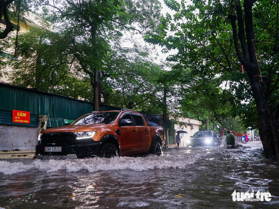 Mưa to cả ngày, phố phường Hà Nội ngập sâu - Ảnh 10.