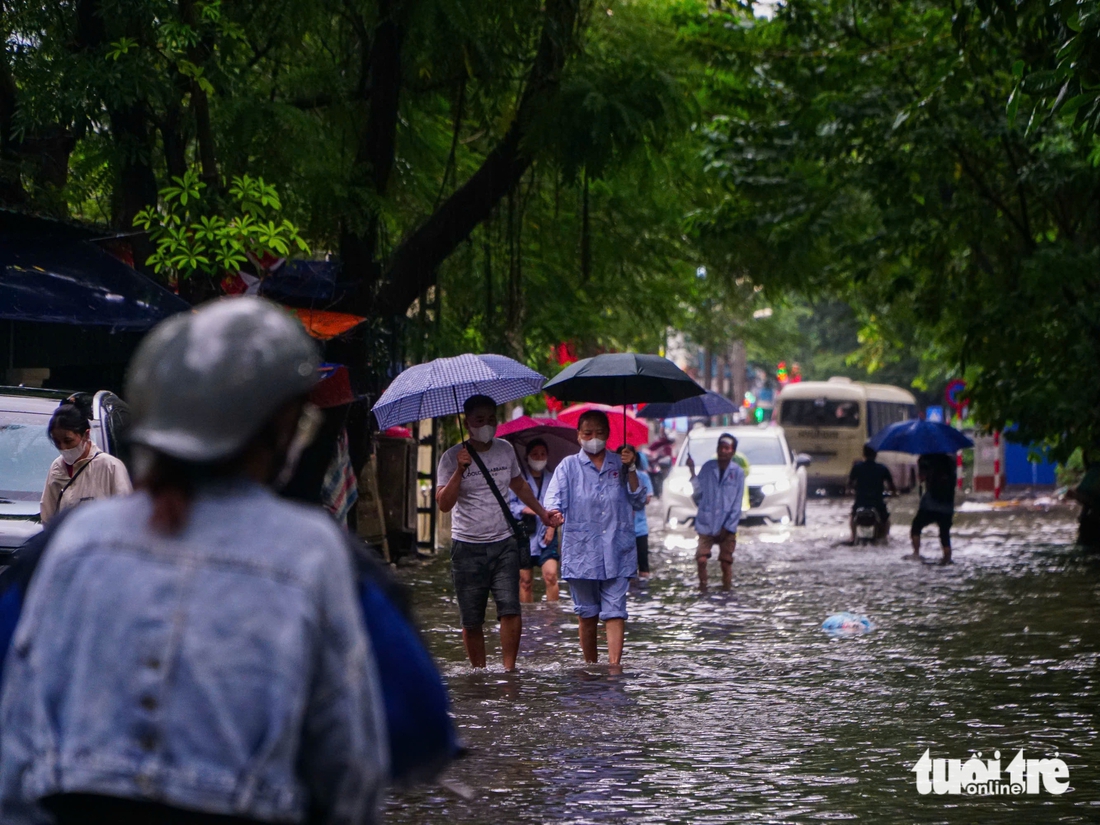 Mưa to cả ngày, phố phường Hà Nội ngập sâu - Ảnh 12.