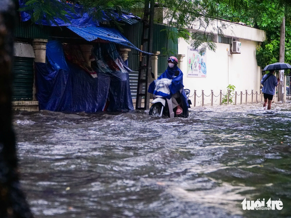 Mưa to cả ngày, phố phường Hà Nội ngập sâu - Ảnh 13.