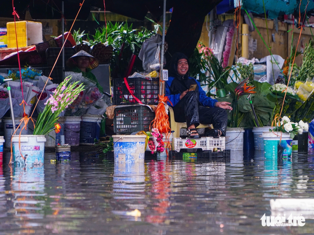 Mưa to cả ngày, phố phường Hà Nội ngập sâu - Ảnh 14.