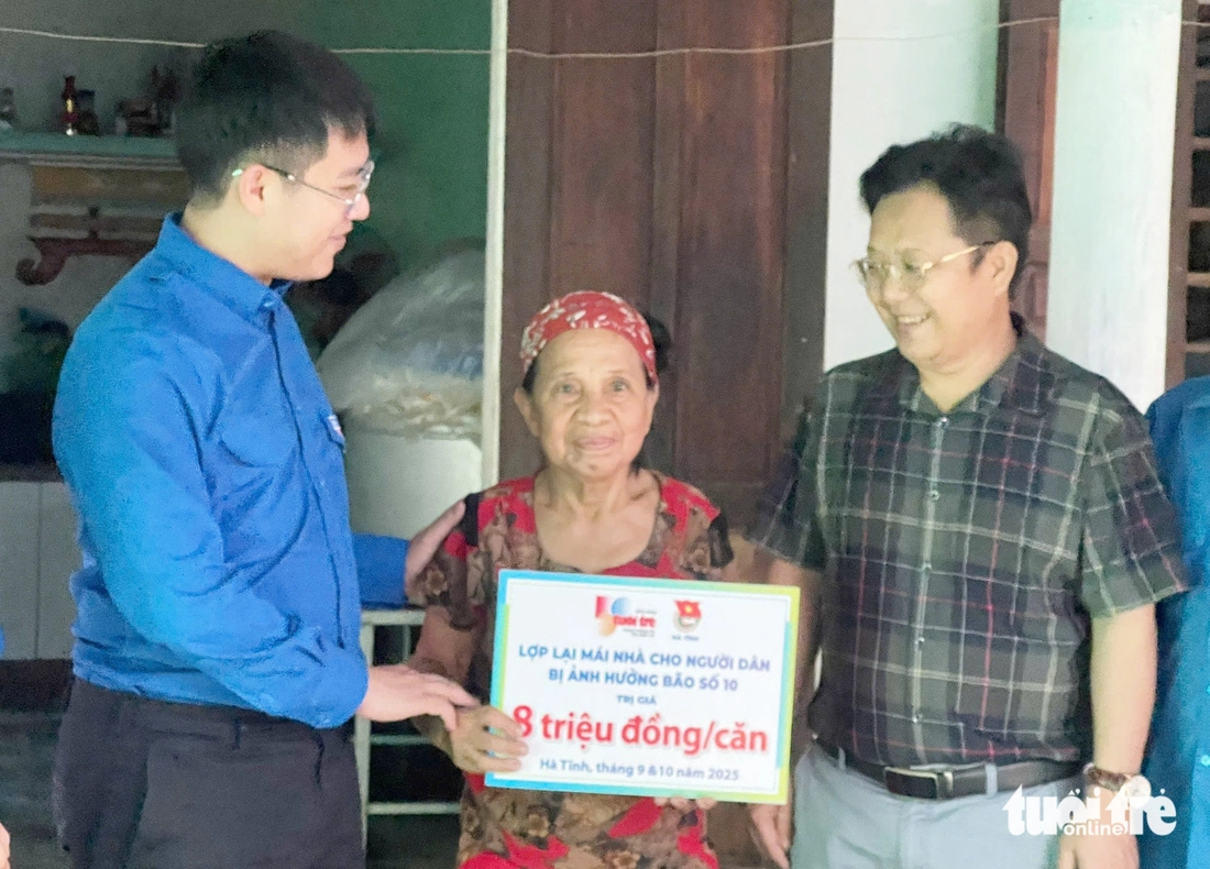 Bà con miền Trung xúc động nhận tiền lợp lại mái nhà sau bão Bualoi - Ảnh 6.