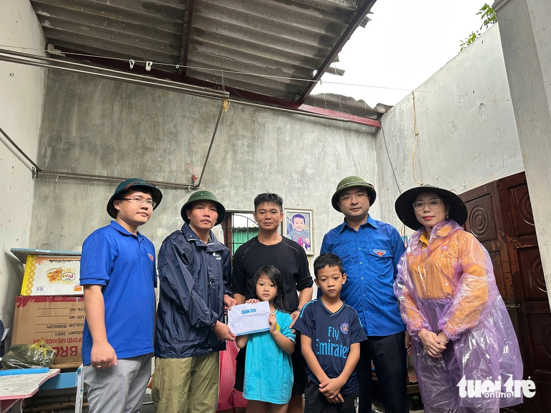 Bà con miền Trung xúc động nhận tiền lợp lại mái nhà sau bão Bualoi - Ảnh 7.