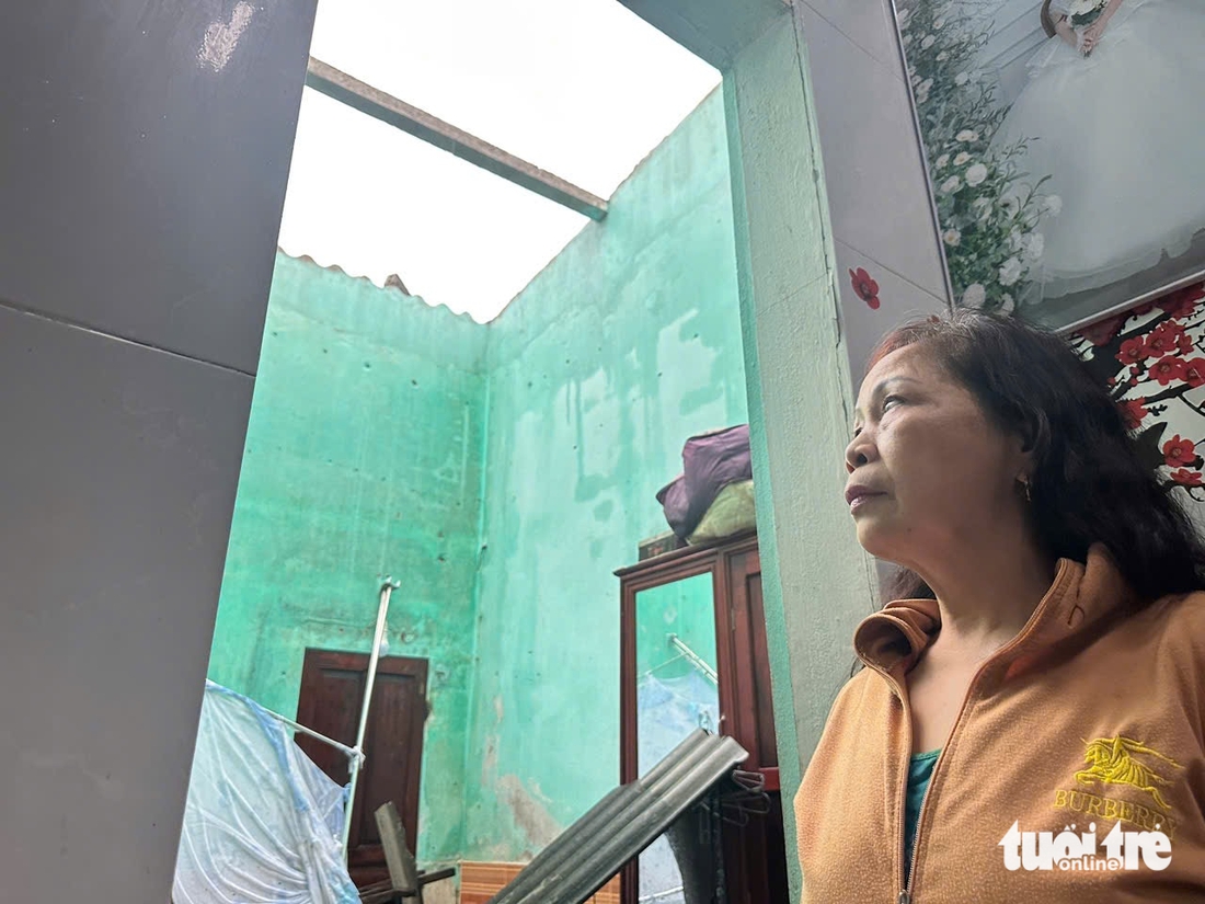 Bà con miền Trung xúc động nhận tiền lợp lại mái nhà sau bão Bualoi - Ảnh 10.