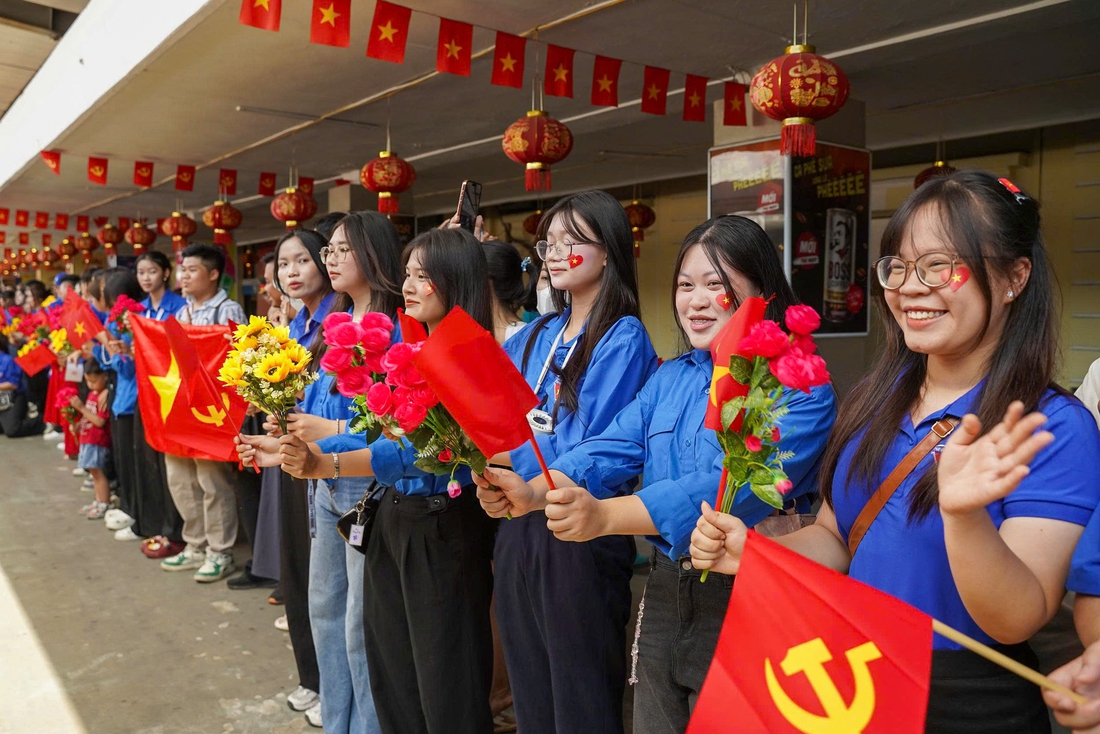 Các chiến sĩ A80 trở về trong vòng tay yêu thương, ‘kết trái tim’ với nhân dân - Ảnh 7. Tàu rời ga đưa các chiến sĩ A80 trở về trong vòng tay yêu thương, ‘kết trái tim’ với nhân dân - Ảnh 7.