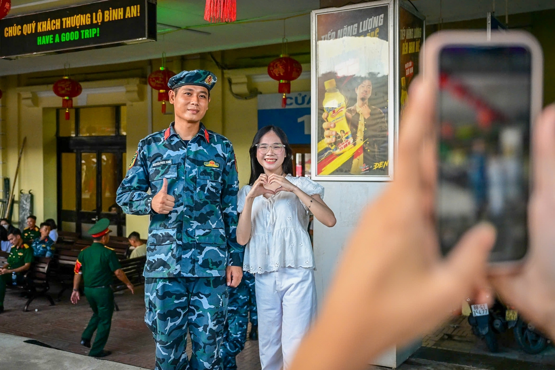 Các chiến sĩ A80 trở về trong vòng tay yêu thương, ‘kết trái tim’ với nhân dân - Ảnh 6. Tàu rời ga đưa các chiến sĩ A80 trở về trong vòng tay yêu thương, ‘kết trái tim’ với nhân dân - Ảnh 6.