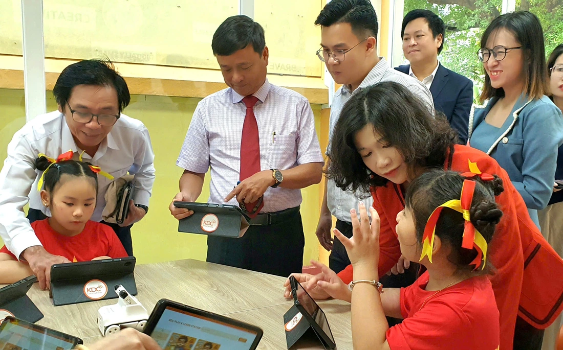 Khánh thành phòng học kỹ năng công dân số ở trường 'hot' của TP.HCM- Ảnh 4. công dân số - Ảnh 4.