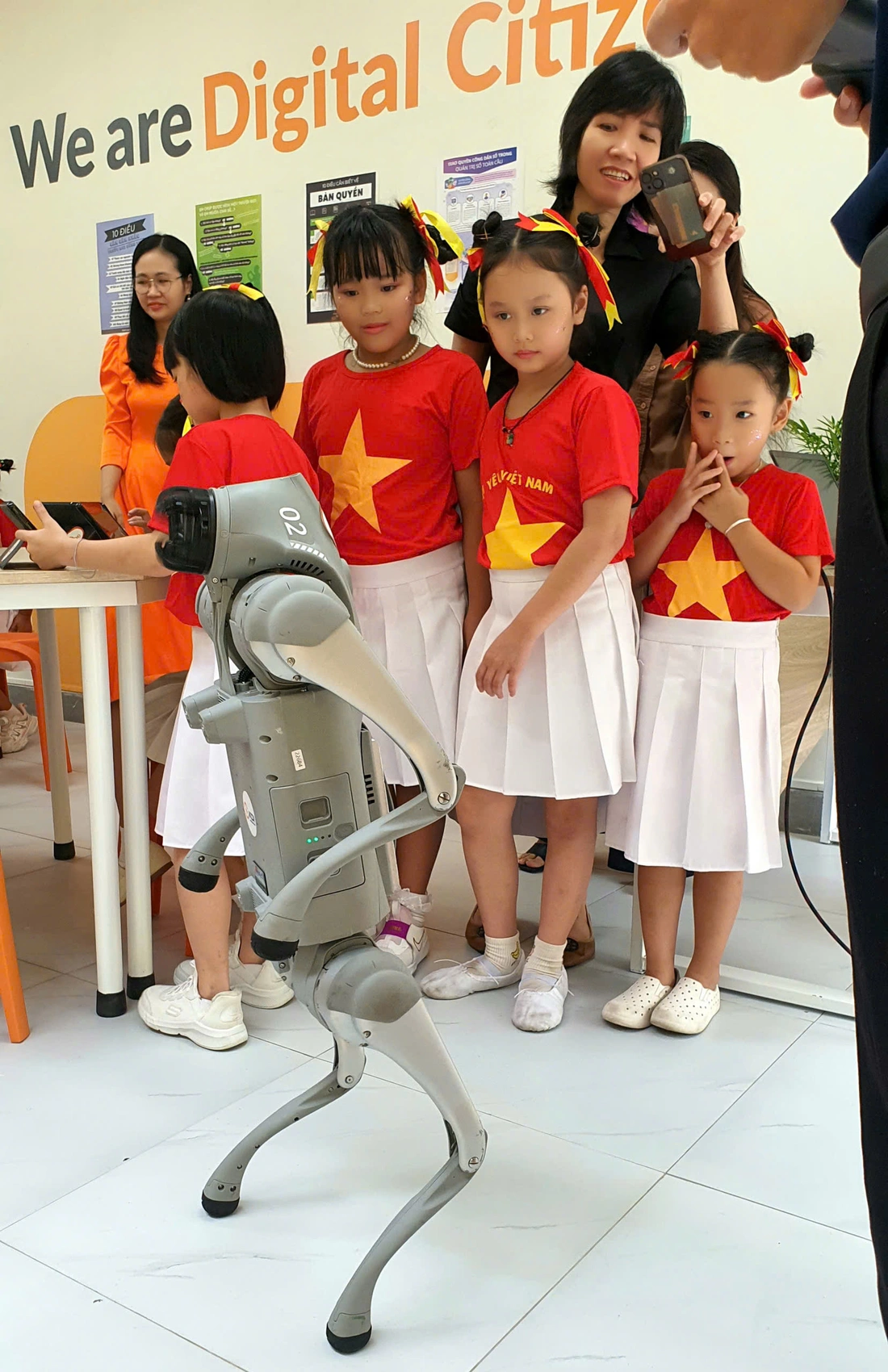 Khánh thành phòng học kỹ năng công dân số ở trường 'hot' của TP.HCM- Ảnh 5. công dân số - Ảnh 5.