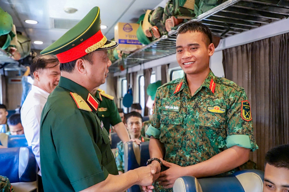 Các chiến sĩ A80 trở về trong vòng tay yêu thương, ‘kết trái tim’ với nhân dân - Ảnh 3. chiến sĩ - Ảnh 3.